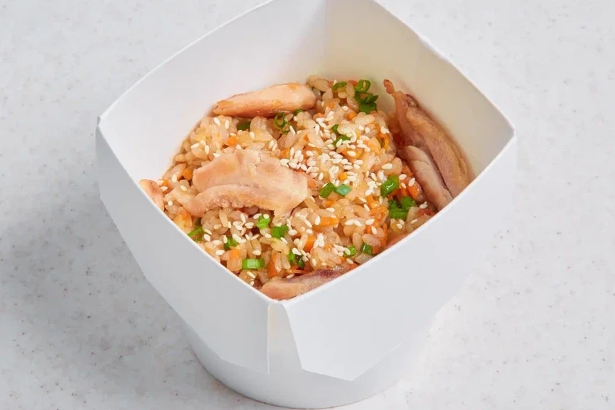 Жареный рис с курицей 